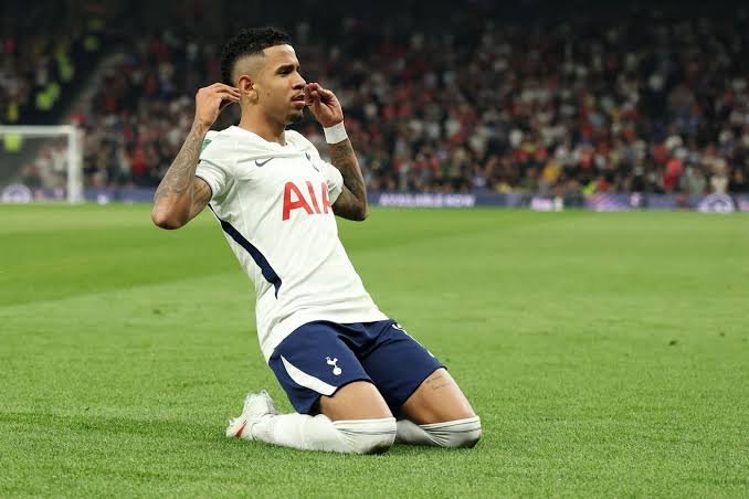 FPL GW7 target Savio celebrates scoring a goal.